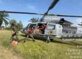 HELIKOPTER TNI AL MENDARAT DI ACEH TAMIANG DISTRIBUSIKAN BANTUAN BAGI MASYARAKATAT