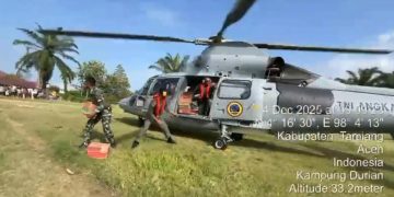 HELIKOPTER TNI AL MENDARAT DI ACEH TAMIANG DISTRIBUSIKAN BANTUAN BAGI MASYARAKATAT