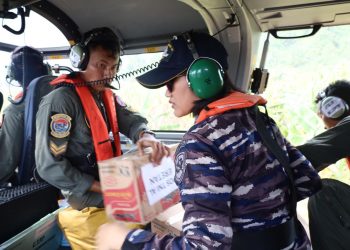 Heli TNI AL Distribusikan Logistik Bantuan Kemanusiaan di Sibolga