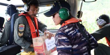 Heli TNI AL Distribusikan Logistik Bantuan Kemanusiaan di Sibolga