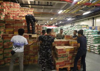 KRI RJW-992 Tiba di Sibolga, Debarkasi Bantuan Kemanusiaan Bagi Korban Terdampak Bencana