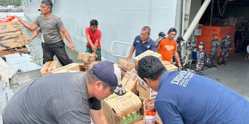 TNI AL Kembali Debarkasi Ratusan Ton Bantuan Kemanusiaan di Sibolga