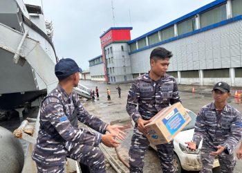 KRI TELUK BANTEN-516 Laksanakan Debarkasi Bantuan Kemanusiaan di Belawan