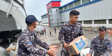 KRI TELUK BANTEN-516 Laksanakan Debarkasi Bantuan Kemanusiaan di Belawan