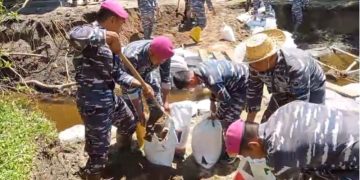 Di Wilayah Sumbar, TNI AL Bangun Jembatan Darurat dan Salurkan Bantuan