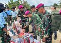 Medan Sulit Tak Jadi Penghalang, TNI AL Salurkan Bantuan Sembako untuk Masyarakat Desa Cot Ulaya, Aceh Utara