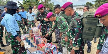 Medan Sulit Tak Jadi Penghalang, TNI AL Salurkan Bantuan Sembako untuk Masyarakat Desa Cot Ulaya, Aceh Utara
