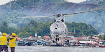 Heli Panther TNI AL Kirim Tenaga Medis Dan Obat-Obatan Ke Wilayah Terisolir di Sumut