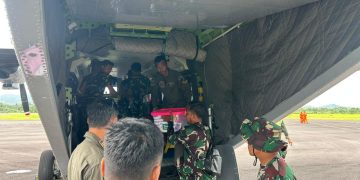 1,2 Ton Sembako Diterbangkan CASSA TNI AL Menuju Sibolga