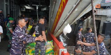Bantuan Kemanusiaan dari Riau Menuju Aceh Diberangkatkan TNI AL dengan KRI Teluk Gilimanuk – 531