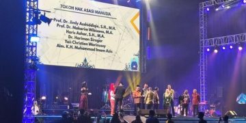 Natalius Pigai Anugerahi 6 Orang Jadi Tokoh HAM: Ada 6 Orang Jadi Tokoh HAM, Ada Jimly-Hariman Siregar