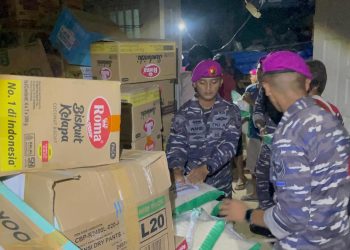 PRAJURIT TNI AL SALURKAN BANTUAN KEMANUSIAAN DI ACEH TAMIANG