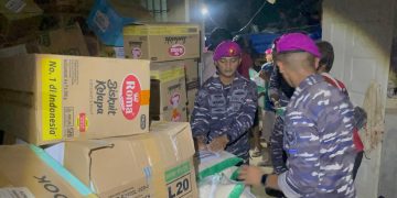 PRAJURIT TNI AL SALURKAN BANTUAN KEMANUSIAAN DI ACEH TAMIANG