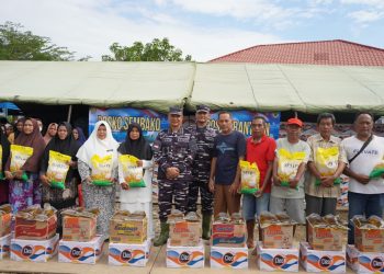 Hari Kedua Kunjungan Kerja Di Sumatra, WAKASAL Tinjau Distribusi Bantuan Di Posko Seruway Aceh Tamiang