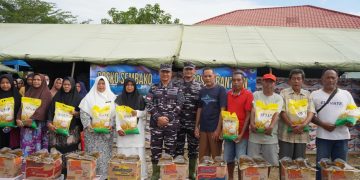 Hari Kedua Kunjungan Kerja Di Sumatra, WAKASAL Tinjau Distribusi Bantuan Di Posko Seruway Aceh Tamiang