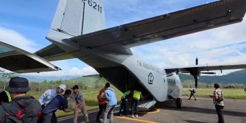 Bantuan bagi Masyarakat Gayo Lues Tiba di Bandara Blangkejeren Dibawa oleh Unsur Udara TNI AL