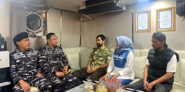 Gubernur Aceh Terima Kedatangan KRI Teluk Gilimanuk-531 Bawa Bantuan Kemanusiaan