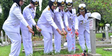 KENANG JASA PARA PAHLAWAN PADA HUT KE-63, KORPS WANITA TNI ANGKATAN LAUT ZIARAH KE TMPNU KALIBATA