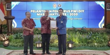 PWI Pusat Anugerahkan Anggota Kehormatan kepada Sultan HB X