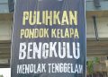 AKSI BENTANG SPANDUK: DESA PONDOK KELAPA TERANCAM TENGGELAM, WARGA DESAK NEGARA BERTINDAK