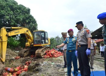 KOMITMEN TEGAKKAN HUKUM, TNI AL BERSAMA FORKOPIMDA KOTA SEMARANG LAKSANAKAN PEMUSNAHAN 133,5 TON BAWANG BOMBAY ILEGAL