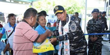 PERKUAT KEMANUNGGALAN DENGAN RAKYAT, TNI AL LAKSANAKAN BAKTI SOSIAL DAN BAKTI KESEHATAN DI MELONGUANE