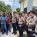 Personil Polresta Manado Amankan Aksi Damai Asosiasi Angkutan Umum di DPRD Sulut
