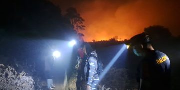 CEGAH MELUASNYA KARHUTLA, POS TNI AL BENGKALIS BERSINERGI PADAMKAN KEBAKARAN