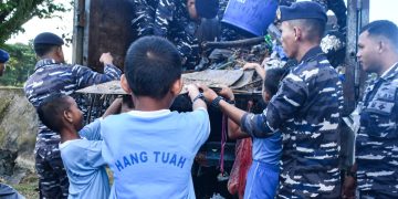 TNI AL GELAR AKSI BERSIH PANTAI TELUK DALAM AMBON