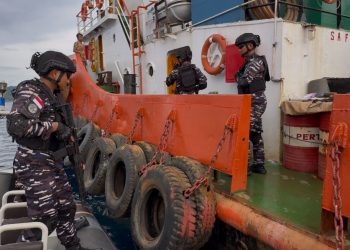 TNI AL AMANKAN KAPAL PENGANGKUT NIKEL DI TELUK WEDA, DIDUGA LANGGAR ATURAN PELAYARAN DAN MINERBA