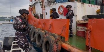 TNI AL AMANKAN KAPAL PENGANGKUT NIKEL DI TELUK WEDA, DIDUGA LANGGAR ATURAN PELAYARAN DAN MINERBA