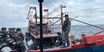 TNI AL GAGALKAN PENYELUNDUPAN SOLAR ILEGAL DI PERAIRAN NATUNA