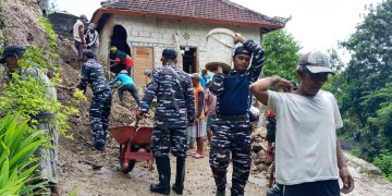 TNI AL DAN TNI AD BERSINERGI ATASI BENCANA LONGSOR DI NUSA PENIDA BALI