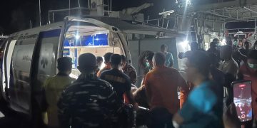 TNI AL Bersama Tim Gabungan Evakuasi Kapal Terbakar 14 Orang Berhasil Diselamatkan