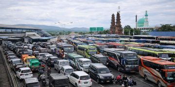 Ribuan Kendaraan Mengendap di Ketapang, Penumpang Turun dari Bus Menunggu Giliran Menyeberang