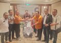 Voucke Lontaan saat menerima SK dari Ketua Umum SMSI Pusat Firdaus, di hotel Milenium Jakarta Pusat.