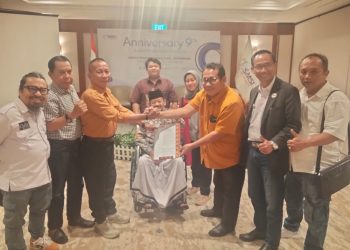 Voucke Lontaan saat menerima SK dari Ketua Umum SMSI Pusat Firdaus, di hotel Milenium Jakarta Pusat.