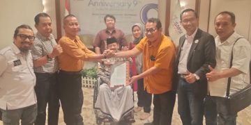 Voucke Lontaan saat menerima SK dari Ketua Umum SMSI Pusat Firdaus, di hotel Milenium Jakarta Pusat.