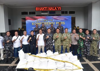 TNI AL BERSAMA STAKEHOLDER TERKAIT BERHASIL  GAGALKAN PENYELUNDUPAN 6,1 TON PASIR TIMAH ILEGAL DI TANJUNG PRIOK