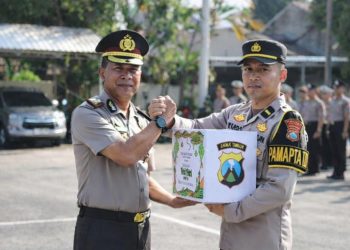 Serahkan Bingkisan Lebaran Wakapolres Kediri Ingatkan Personel Jaga Kesiapsiagaan