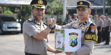 Serahkan Bingkisan Lebaran Wakapolres Kediri Ingatkan Personel Jaga Kesiapsiagaan
