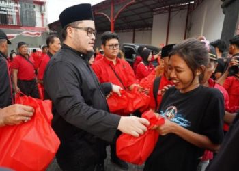 Bagi Takjil,  Mas Dhito Ajak Kader PDIP Rawat Soliditas dan Semangat Gotong Royong