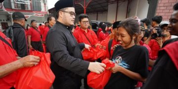 Bagi Takjil,  Mas Dhito Ajak Kader PDIP Rawat Soliditas dan Semangat Gotong Royong