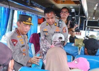Kapolri Tinjau Terminal Bungurasih, Masuk ke Bus dan Dialog Langsung dengan Pemudik