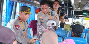 Kapolri Tinjau Terminal Bungurasih, Masuk ke Bus dan Dialog Langsung dengan Pemudik