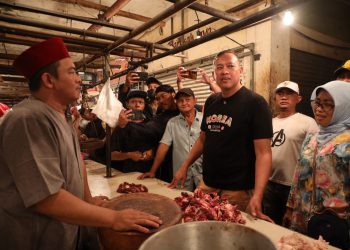 Wali Kota Bekasi Tinjau Pasokan Daging di Pasar Baru, Pemkot Lakukan Koordinasi Atasi Kelangkaan Jelang Lebaran