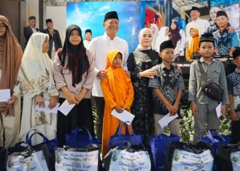 Foto : Bupati Tulungagung Gatut Sunu dan Istri sedang berfoto dengan anak-anak salam rangkaian kegiatan halal bihalal (Dok Humas Tulungagung).