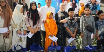 Foto : Bupati Tulungagung Gatut Sunu dan Istri sedang berfoto dengan anak-anak salam rangkaian kegiatan halal bihalal (Dok Humas Tulungagung).