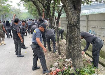 Satpol PP Satlinmas Kota Bekasi Gelar Aksi Gotong Royong K3 Massal di Kawasan Medan Satria 