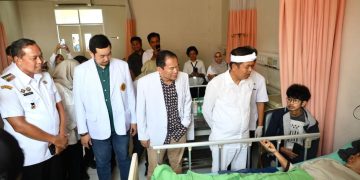 Wali Kota Bekasi Dampingi KDM Jenguk Korban, Pastikan Penanganan Maksimal di RS dan Tercover BPJS.